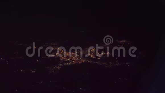 从上面可以看到夜景从飞机的窗户到生活方式城市的灯光视频的预览图