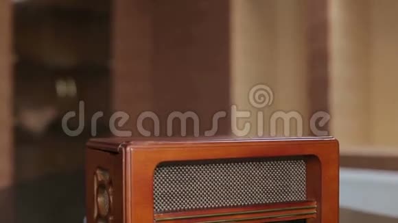 木制桌子上的老式收音机在老式房间里视频的预览图