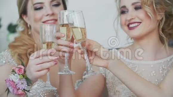 20多岁的女孩坐在家里的沙发上用眼镜喝香槟视频的预览图