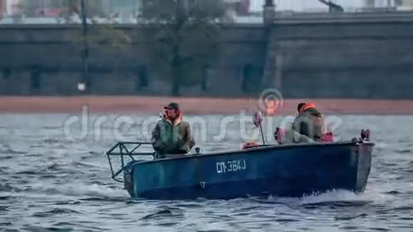 涅瓦河上的渔船视频的预览图