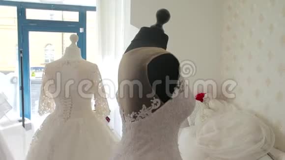婚纱穿着黑色的人体模特视频的预览图