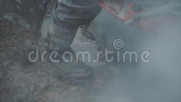 大量的粉尘和烟雾产生工人看到混凝土在污垢沟视频的预览图