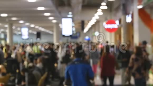 在机场散步的人离开繁忙的大机场背景人们沿着等待的哈尔走慢动作视频的预览图
