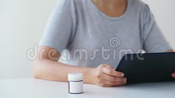 有药丸和平板电脑的女人视频的预览图