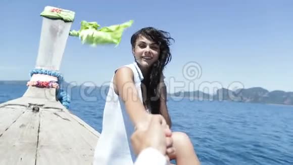 美丽的女人坐在泰国的船上牵着男人的手快乐的微笑旅游情侣度假视频的预览图