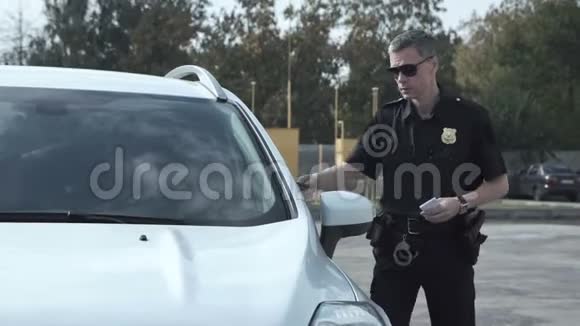 警察拦住一辆车的司机视频的预览图