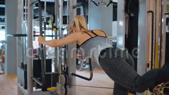 在健身馆做运动的女孩视频的预览图