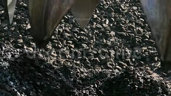 机装煤视频的预览图