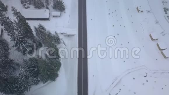 飞越冬季公路的空中飞行视频的预览图
