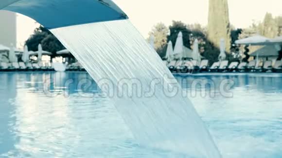 豪华酒店游泳池的喷泉处理视频的预览图