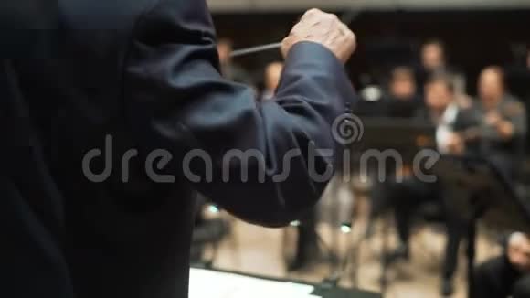 交响乐团指挥于爱乐会视频的预览图