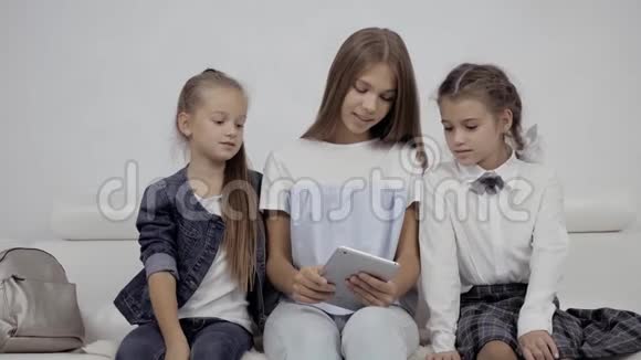 人孩子技术朋友友谊的概念快乐的三个小女孩与平板电脑电脑坐在一起视频的预览图