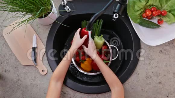儿童洗手蔬菜做沙拉视频的预览图