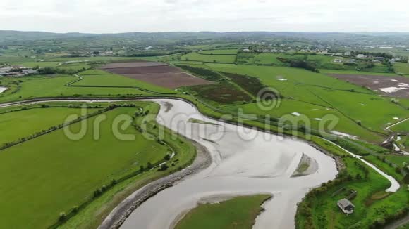 爱尔兰的曼诺坎宁汉观景区的广阔景观视频的预览图