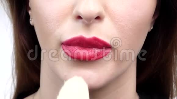 女人吮吸香蕉水果食物快关门慢动作视频的预览图