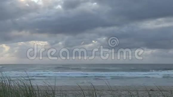 黎明后不久在埃尔斯顿海滩也就是冲浪者天堂视频的预览图