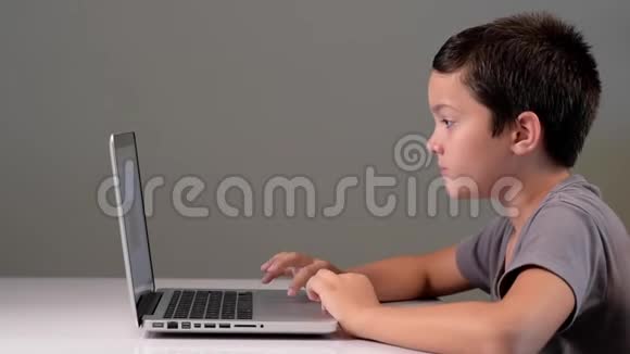孩子在家里玩电脑和电话视频的预览图