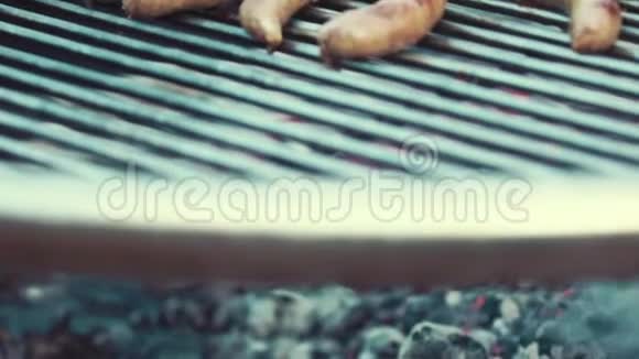 烧烤烹饪在烤架上吸烟美味多汁的肉类牛排和香肠视频的预览图