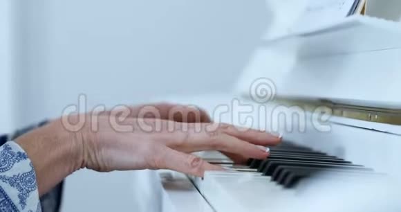 女人在家弹钢琴视频的预览图