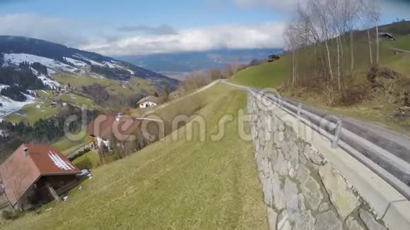 奥地利阿尔卑斯山美丽村庄的空中景色美丽的绿色景观旅游视频的预览图
