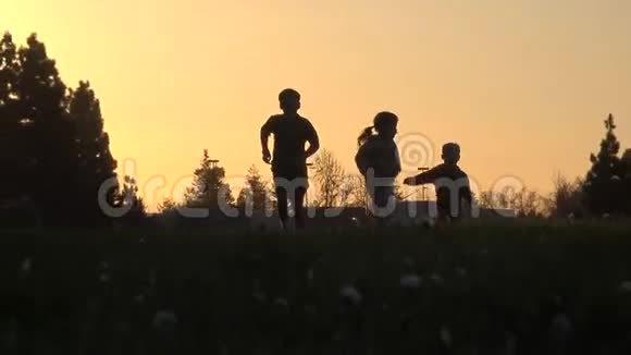日落时孩子们奔跑的剪影视频的预览图