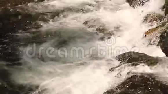 冰岛黄金圈上的苏富沃斯瀑布岩石景观悬崖特写的河水在岩石上流淌视频的预览图