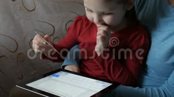 小女孩通过互联网支付购买费用视频的预览图