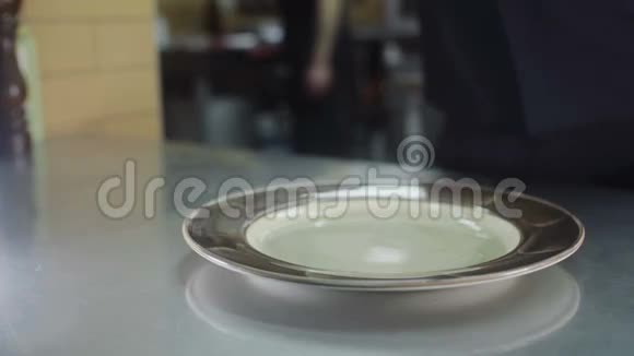 厨师把香料倒在盘子里视频的预览图