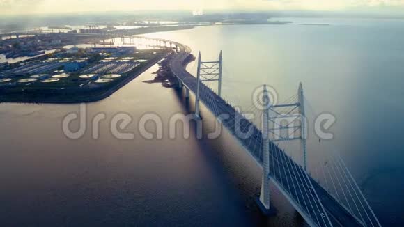 在背景工业城市的海湾上的缆车停留桥视频的预览图