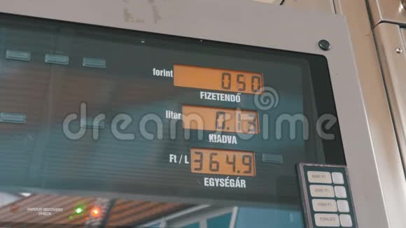 加油站柜台水泵消费者的天然气成本上升视频的预览图