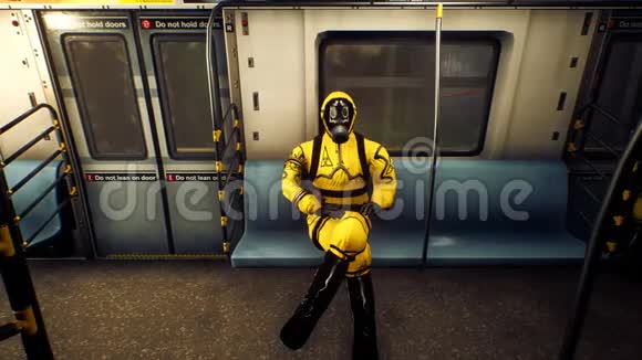 在大流行病期间穿着防护服的人乘坐通勤列车世界末日后的概念视频的预览图