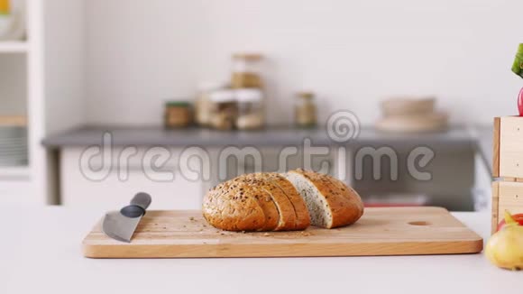 砧板上的面包和家里的蔬菜视频的预览图