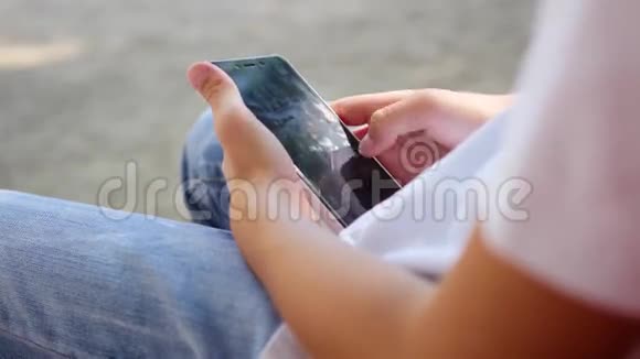 孩子在你的智能手机上玩视频的预览图