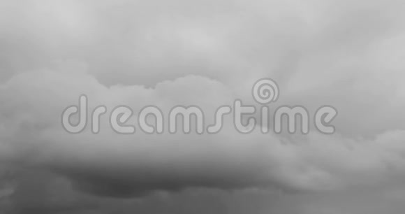 暴风雨的时间流逝速度很快乌云背景下真实的多云天气气候变化视频的预览图