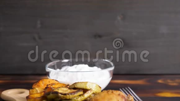 健康晚餐由烤蔬菜和炸鸡组成视频的预览图