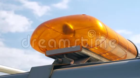 橙色闪光紧急灯在天空中视频的预览图