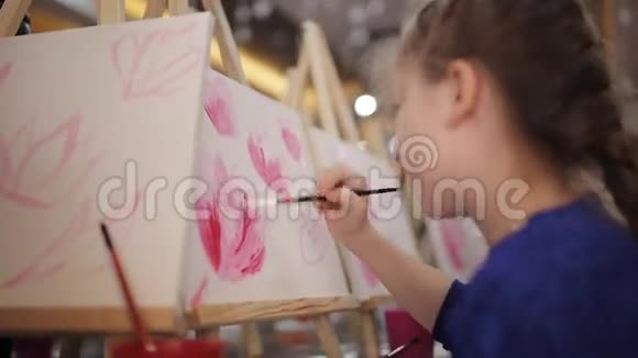 班上金发的小女孩在画画视频的预览图