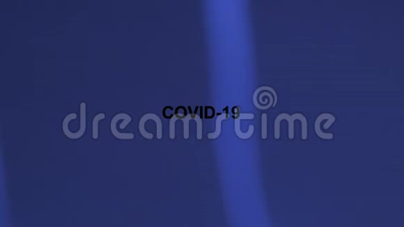 在蓝色背景上写下COVID19光条从一侧向另一侧移动视频的预览图