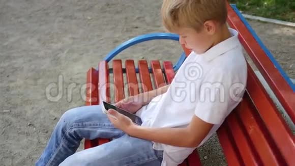 孩子在你的智能手机上玩视频的预览图