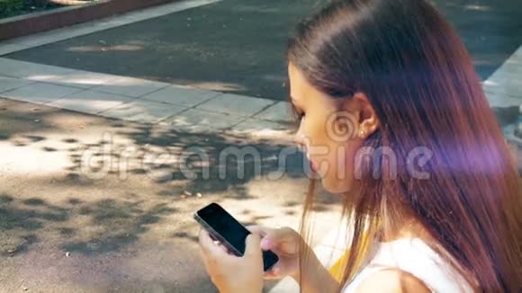 年轻漂亮的女孩在你的智能手机上拨打短信视频的预览图
