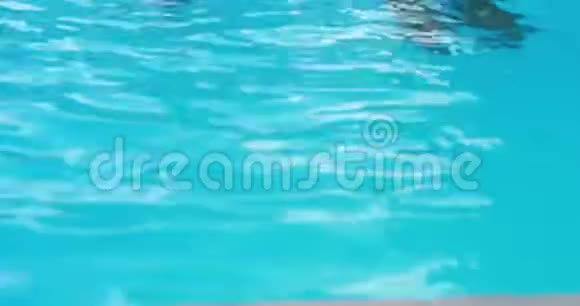 微笑情侣用充气管游泳视频的预览图