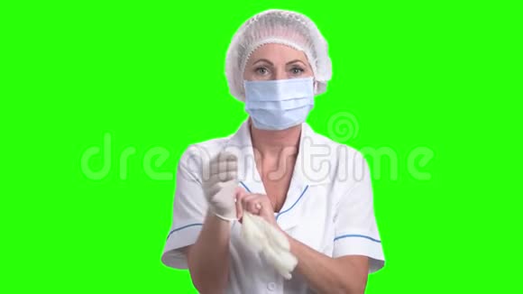 女外科医生戴上防护手套视频的预览图