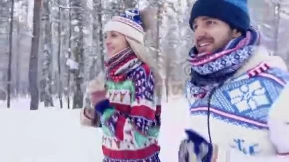 在美丽的冬日一对好夫妇在森林里一起慢跑视频的预览图