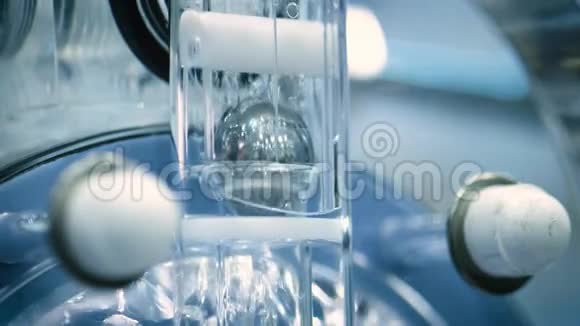 流体双室阀化学实验室生产有前途的创新材料的设备视频的预览图