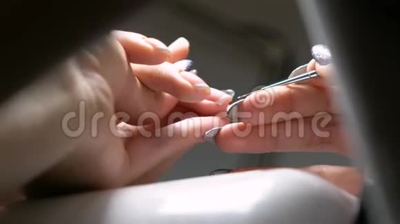 在修指甲的时候修指甲视频的预览图