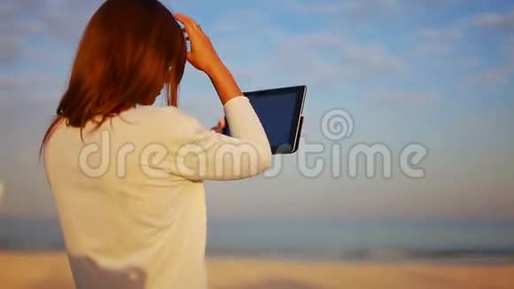 年轻的女性挺直了头发凝视着靠海的盘子视频的预览图
