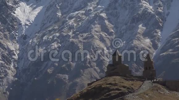高加索山脉卡兹别克山附近的古格尔盖蒂三一教堂视频的预览图