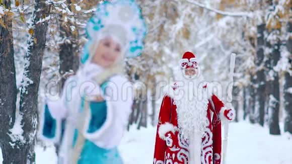 迷人的女人穿着雪少女服装在前景微笑视频的预览图