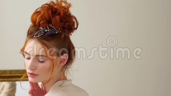 这位美丽苗条的女孩为相机摆出一个红头发的模特慢吞吞的视频的预览图