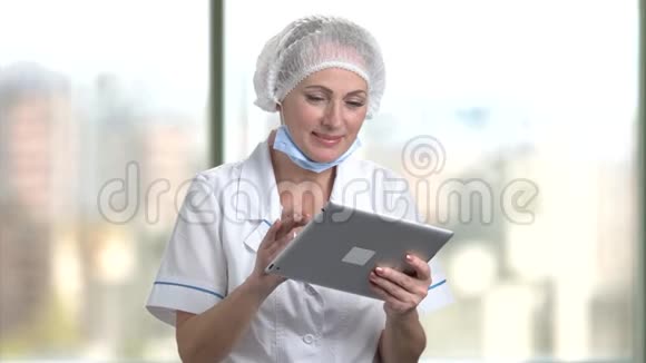 医生或护士使用数字平板电脑视频的预览图